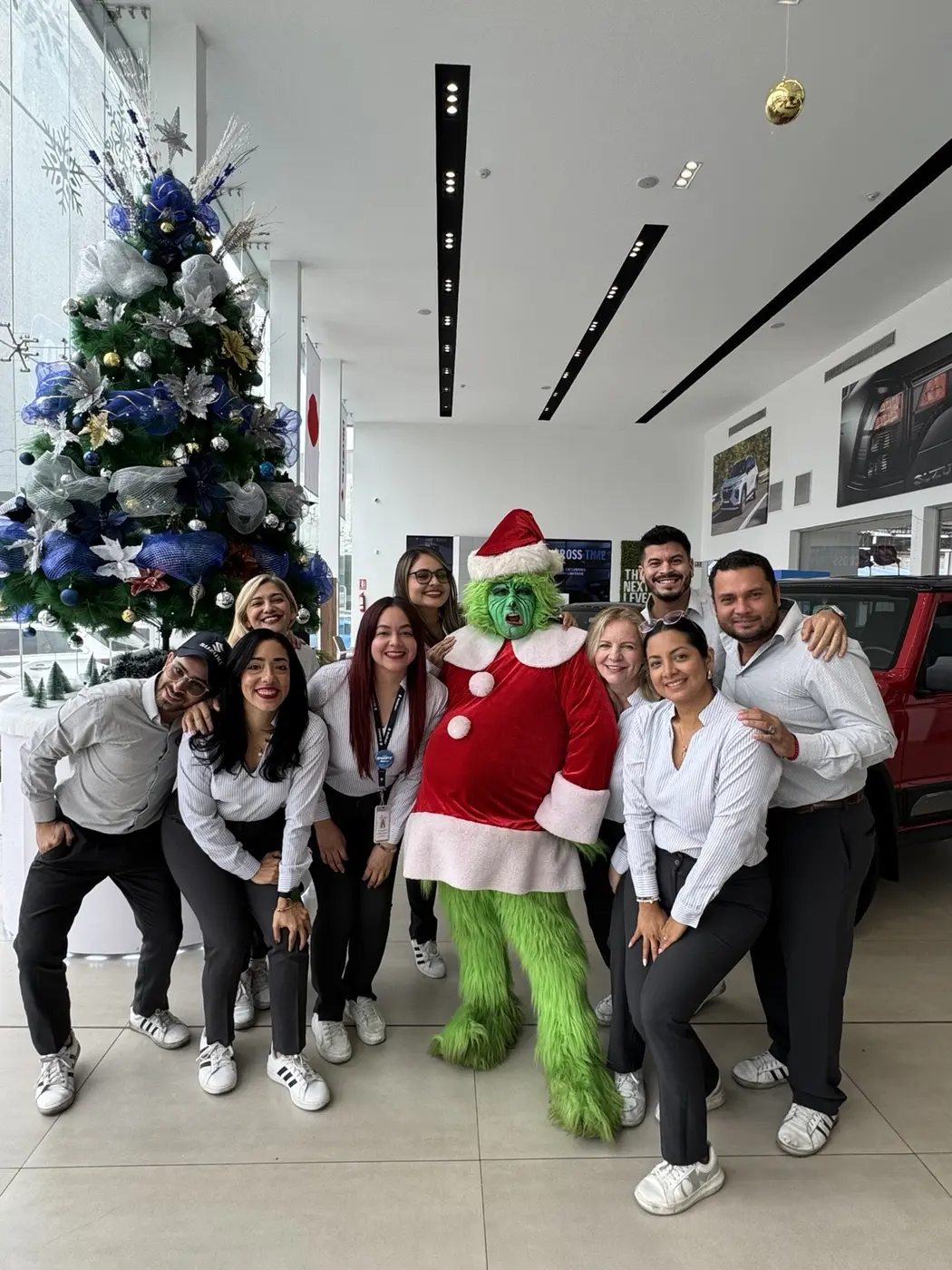 Equipo de trabajo durante evento en showroom