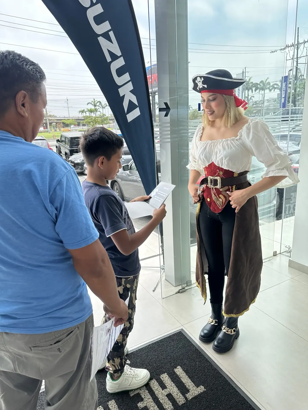 Personal de marca interactuando con público de Suzuki