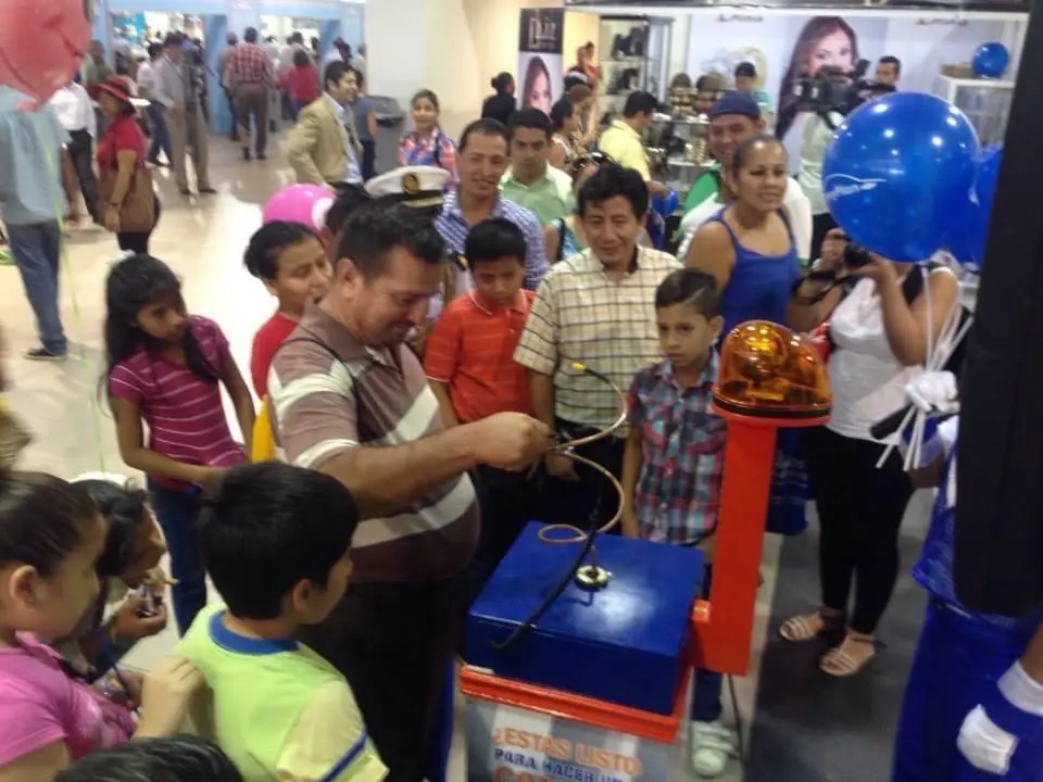 Familias participando en un juego de activación