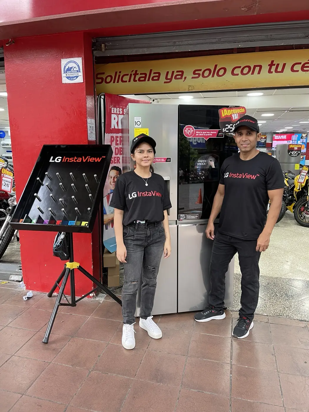 Equipo junto a juego personalizado para activación