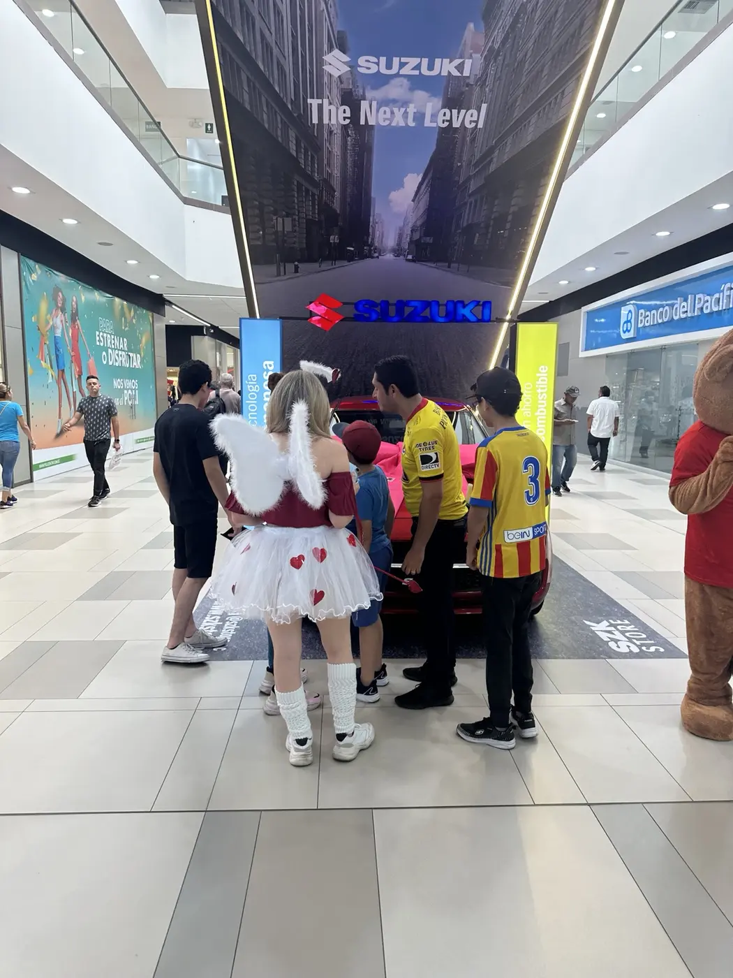 Público reunido durante activación Suzuki