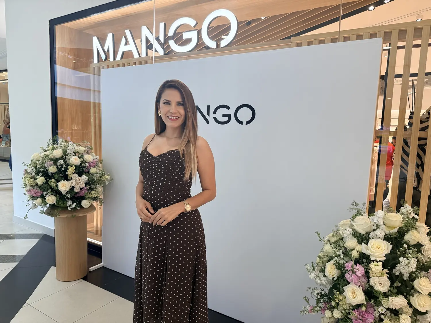 Ambientación floral para apertura de Mango