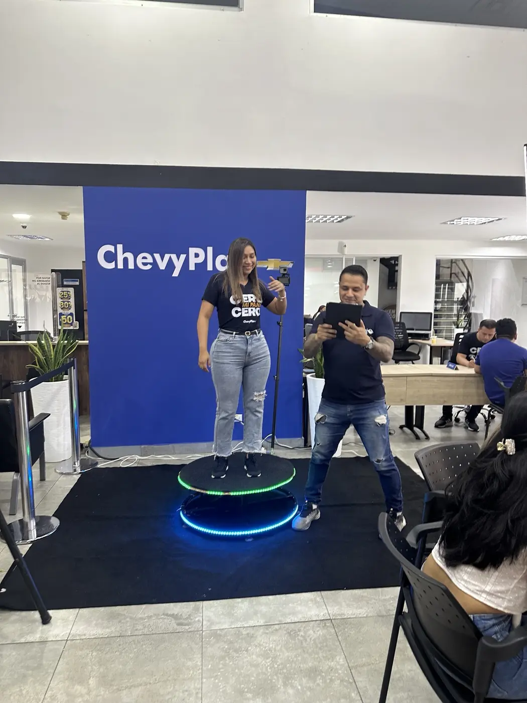 Photo Booth 360 real de Creative Mind funcionando en una activación ChevyPlan