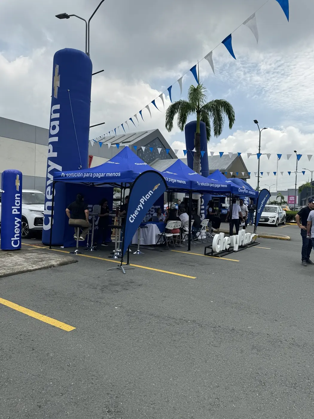 Producción exterior ChevyPlan con carpas y atención al público