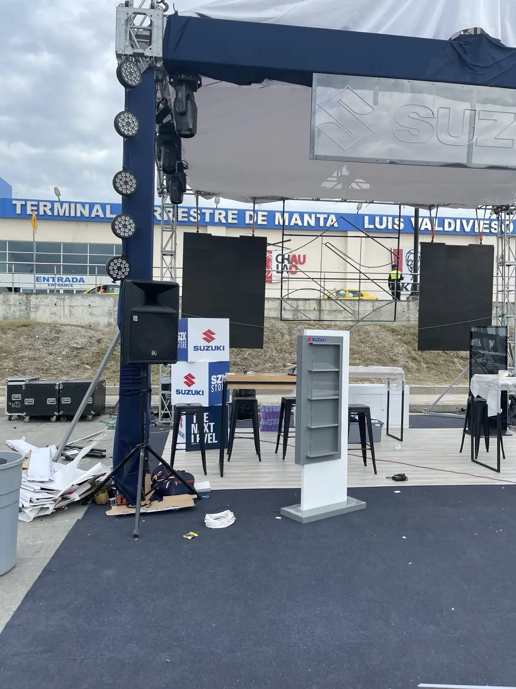 Estructura, pantalla y equipos técnicos en montaje exterior