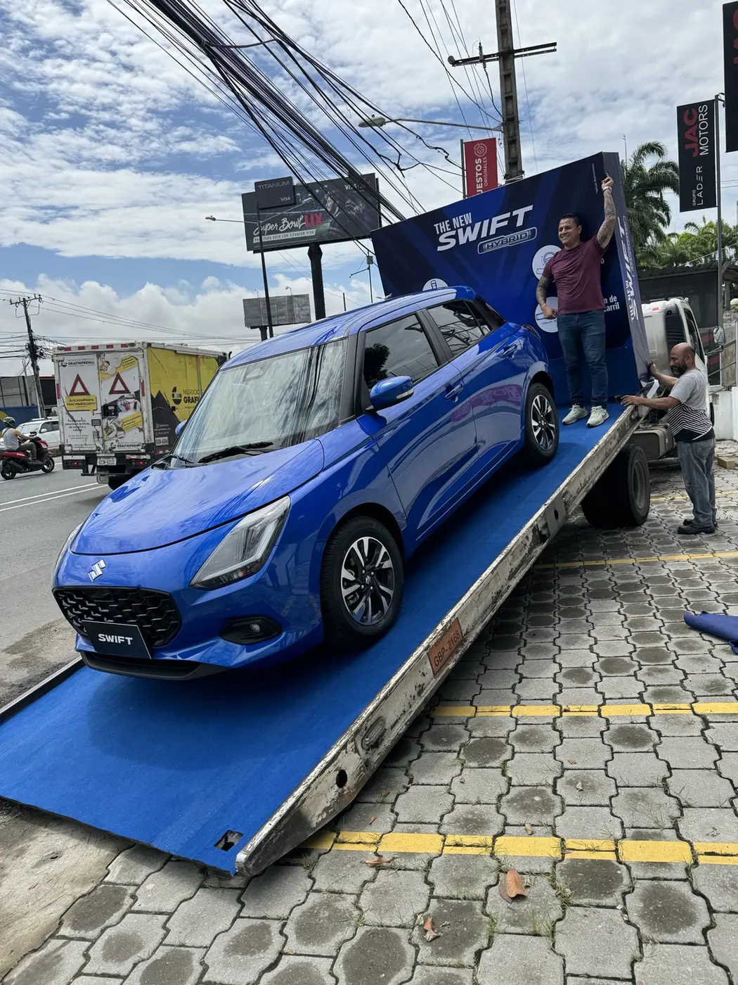 Vehículo siendo instalado sobre plataforma promocional