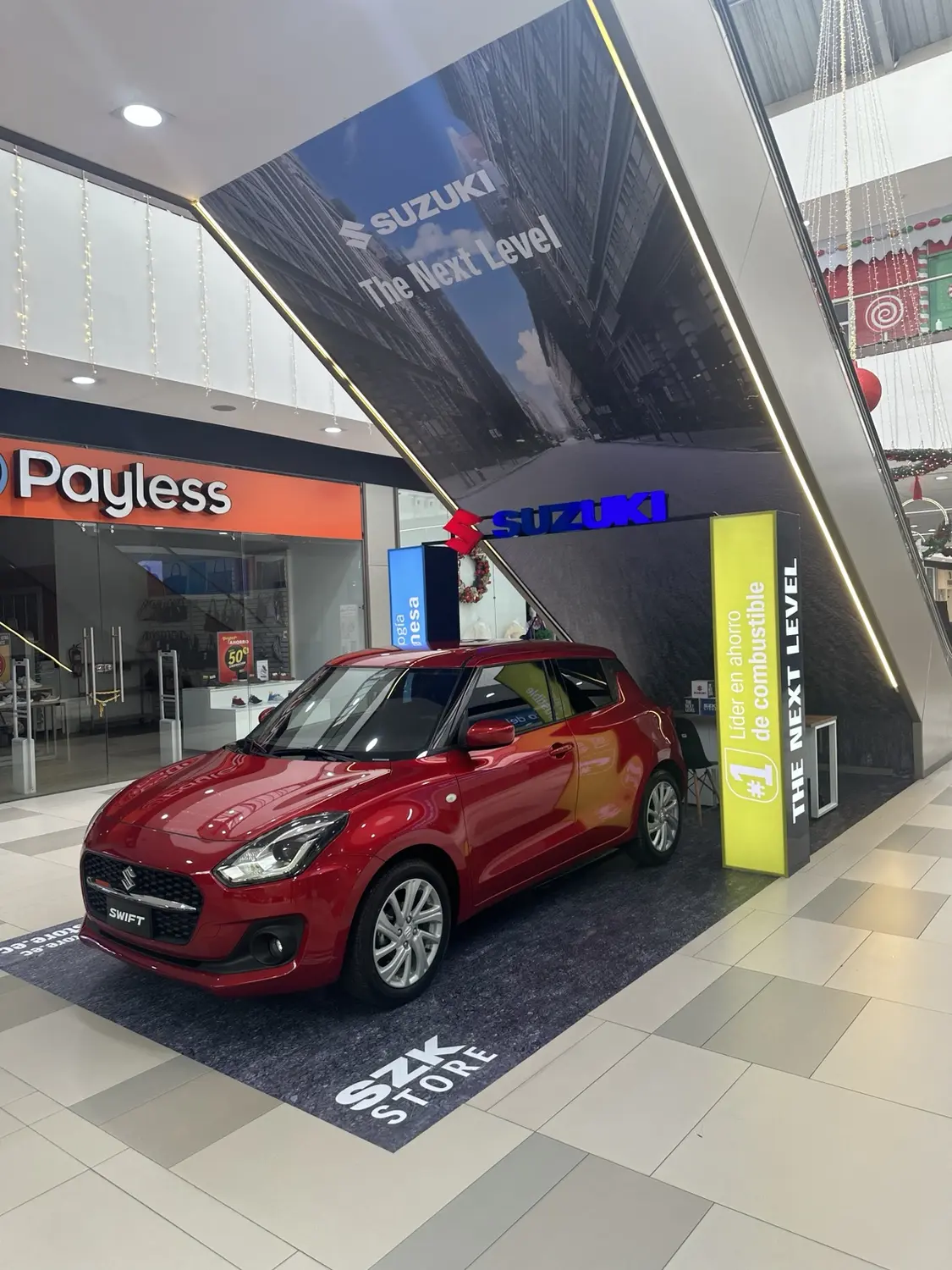 Exhibición automotriz Suzuki en centro comercial