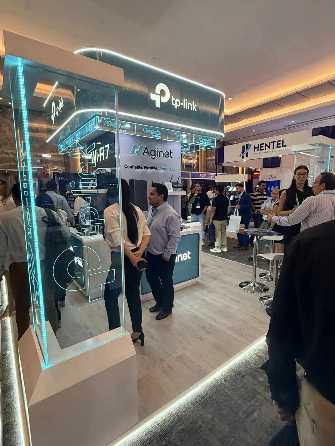 Stand iluminado de TP-Link en feria corporativa